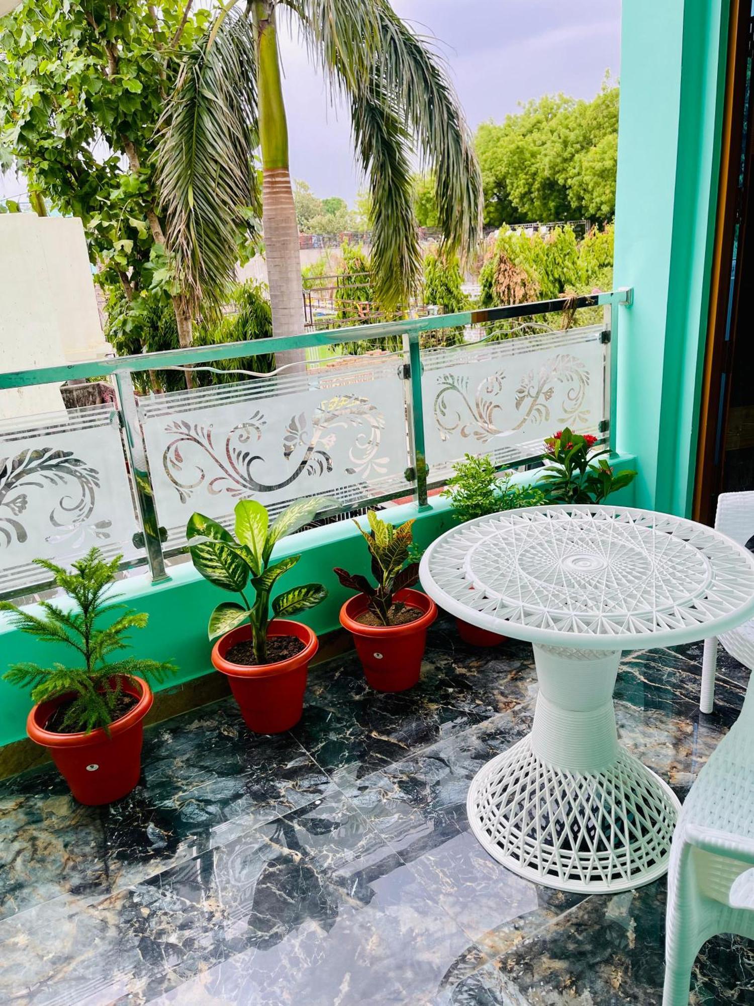Amrita Residency Villa Варанаси Екстериор снимка